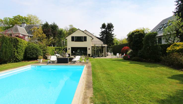 Villa 330m² - 6 chambres - piscine exterieure - Terrain 1340m²